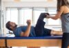 Jak zacząć przygodę ze sportem amatorskim po kontuzji lub chorobie Mężczyzna i kobieta podczas rehabilitacji nogi z protezą po kontuzji